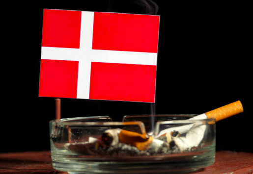 La Danimarca considera il divieto permanente di vendita di sigarette per le persone nate dopo il 2010