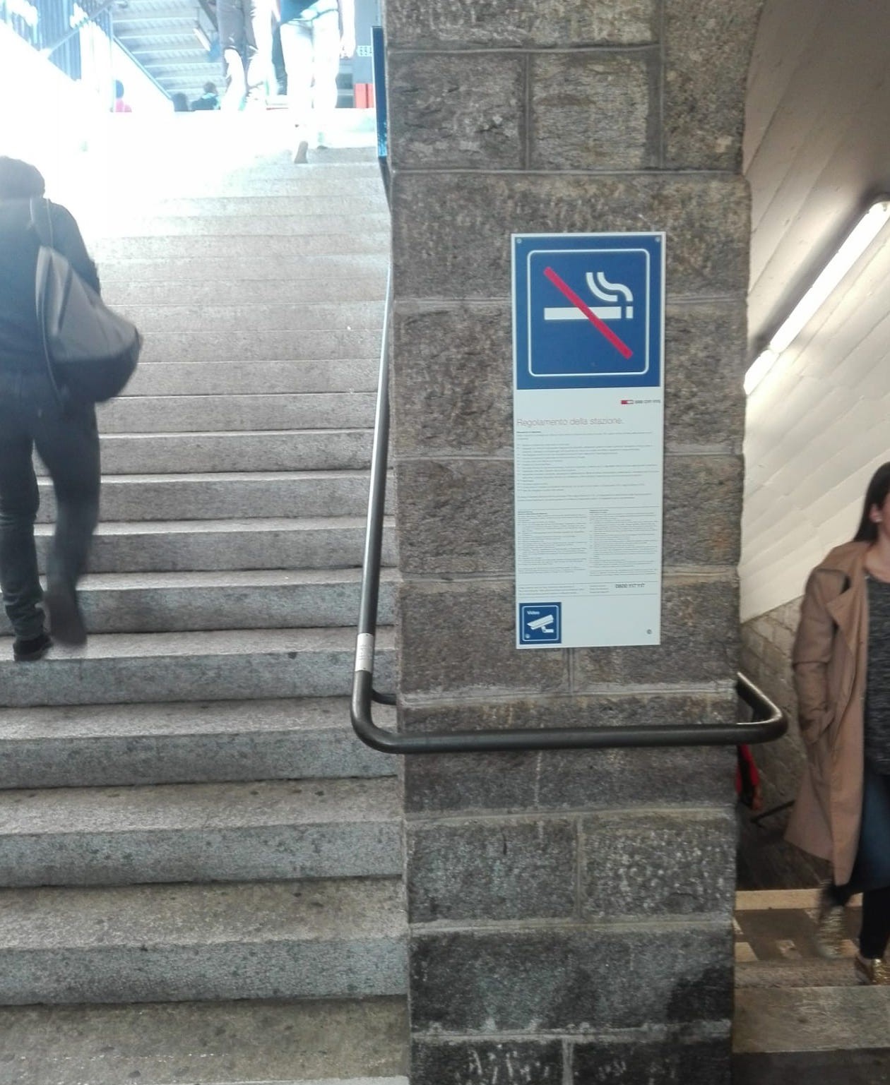 Fumatori spegnete l'ultima sigaretta! In stazione non si fuma più